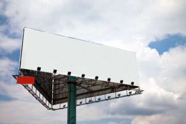 Mavi gökyüzü arka planda billboard.