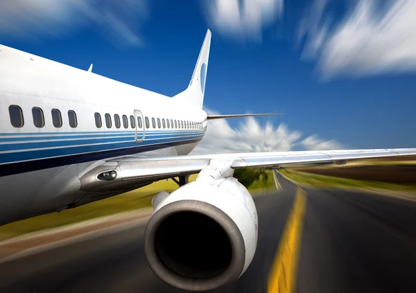 Flygplanet med vägbakgrund. — Stockfoto