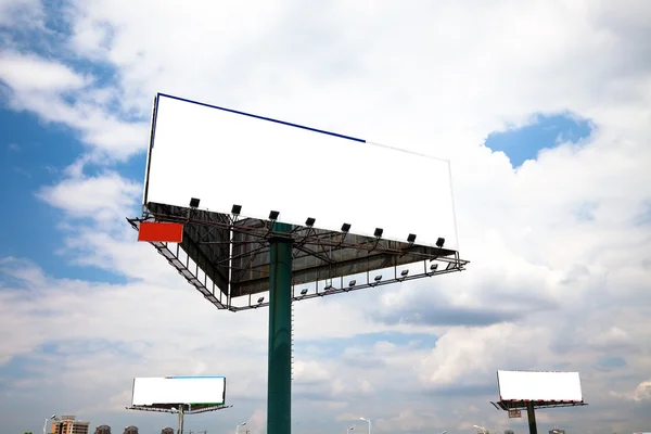 Mavi gökyüzü arka planda billboard. — Stok fotoğraf