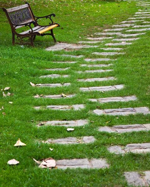 Die Gasse eines Gartens im Freien. — Stockfoto