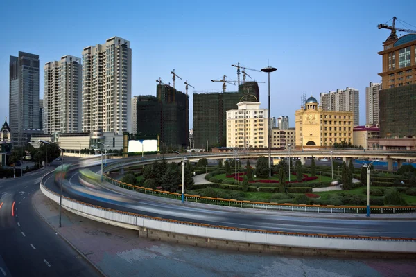 Verkehr durch die Innenstadt des Finanzzentrums Lujiazui in Shanghai c.hina. — Stockfoto