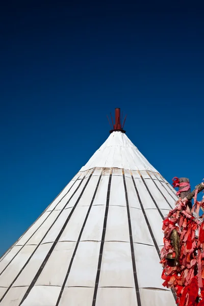 Yurt på den blå himlen blackground — Stockfoto