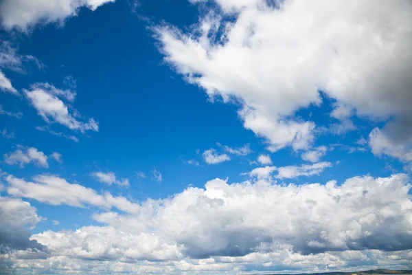 Céu azul e nuvem branca — Fotografia de Stock