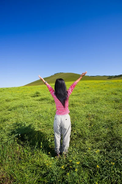 Gadis di padang rumput outdoor — Stok Foto