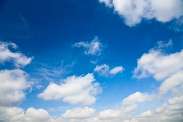 Blauer Himmel und weiße Wolken — Stockfoto
