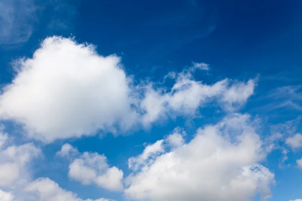 Błękitne niebo i biała chmura — Zdjęcie stockowe