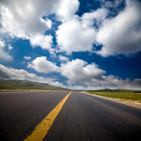 O fundo da estrada wiht nuvem de um prado china . — Fotografia de Stock