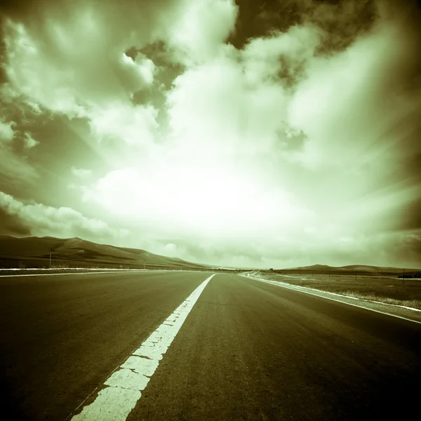 Der Hintergrund der Straße mit einer Wolke aus Wiesenporzellan. — Stockfoto