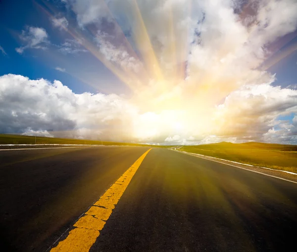 Фон дороги с облаком лугового фарфора . — стоковое фото