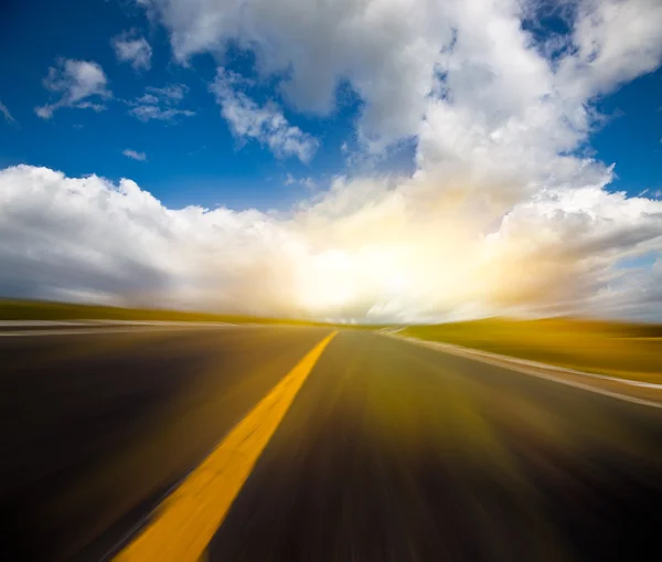 牧草地中国の雲と、道路の背景色. — ストック写真
