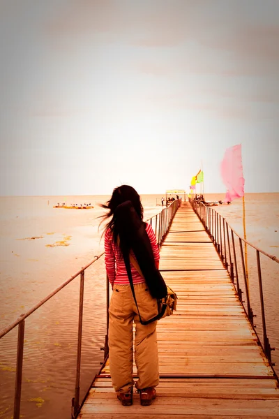 Gadis itu berdiri di jembatan . — Stok Foto