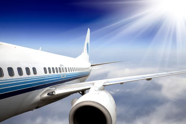 O avião com o fundo azul céu. — Fotografia de Stock
