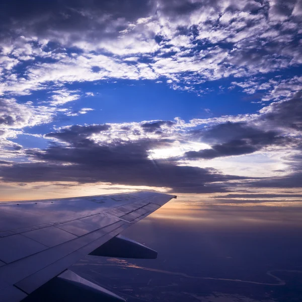 El hermoso atardecer que vista desde un Airbus  . — Foto de Stock