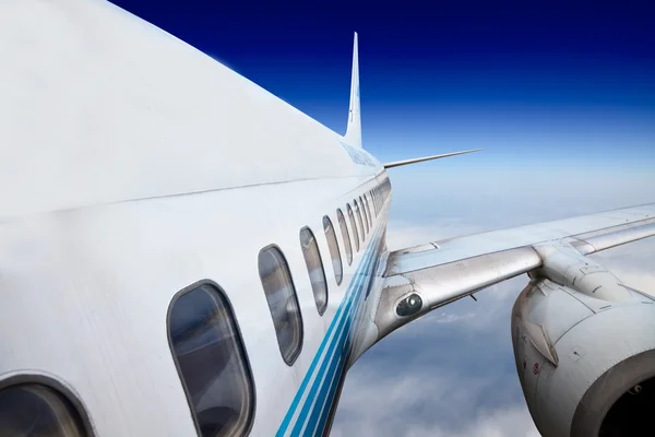 Mavi gökyüzü arka planlı uçak.. — Stok fotoğraf
