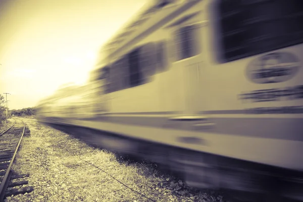 Размытие движения поездов — стоковое фото