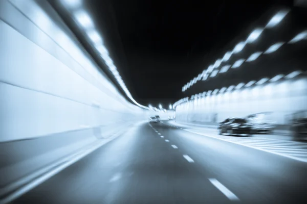 Uitzicht vanaf een car.speed in een tunnel binnen te gaan. — Stockfoto