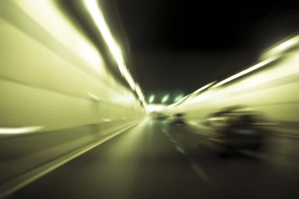 Vista de um carro.speed entrando em um túnel dentro . — Fotografia de Stock