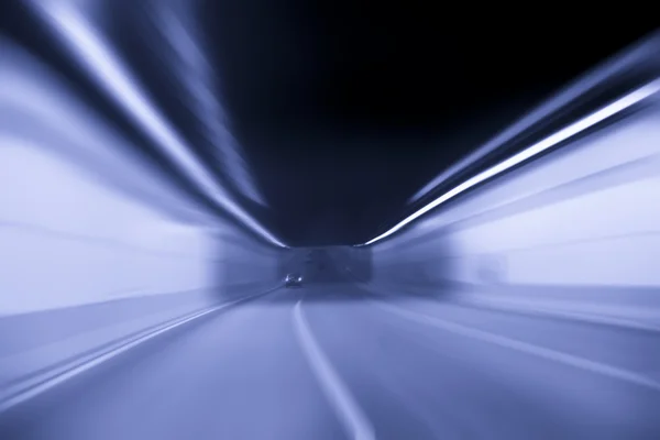 Vista desde un coche.speed entrando en un túnel interior . — Foto de Stock