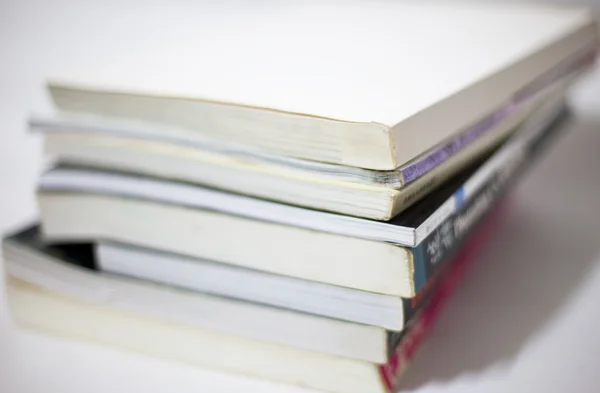 Buch sammelt sich auf weißem Hintergrund. — Stockfoto