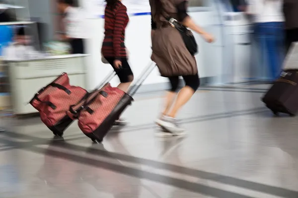 Väskor på flygplatsen, rörelse oskärpa — Stockfoto