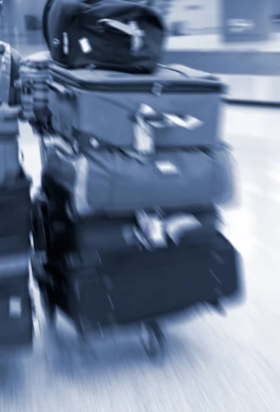 Bolsas en el aeropuerto, desenfoque de movimiento —  Fotos de Stock