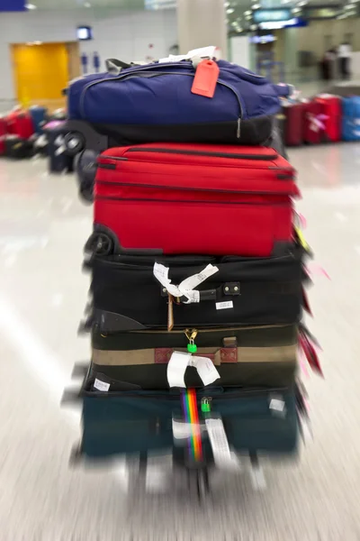 Bolsas en el aeropuerto, desenfoque de movimiento — Foto de Stock