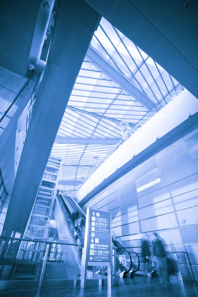 Halle des Flughafens, modernes Gebäudekonzept. — Stockfoto