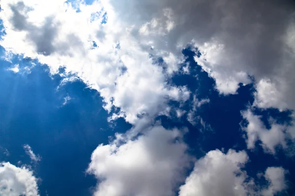 Modrá obloha a bílý mrak — Stock fotografie