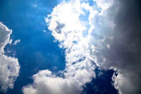 Cielo azul y nube blanca —  Fotos de Stock