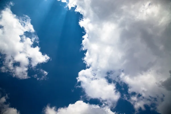 Blauwe lucht en witte wolk — Stockfoto