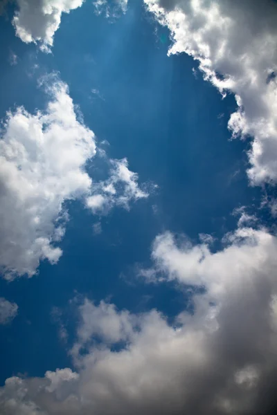 Cielo azul y nube blanca —  Fotos de Stock