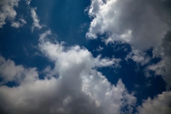 Blauwe lucht en witte wolk — Stockfoto