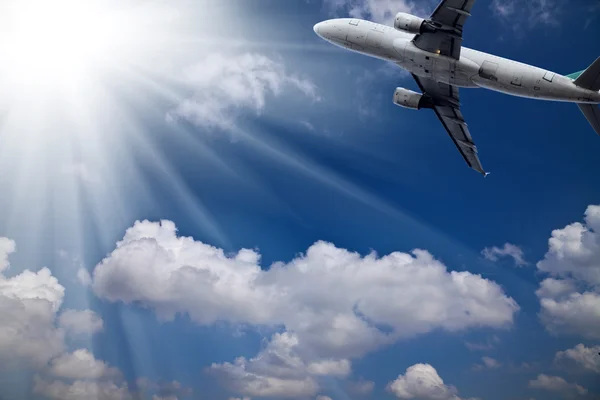 Flygplan och moln — Stockfoto