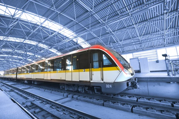 Zug, Halt im Bahnhof Shanghai China. — Stockfoto