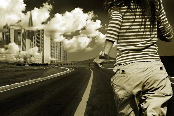 Девушка бежит на свежем воздухе на фоне дороги и города  . — стоковое фото