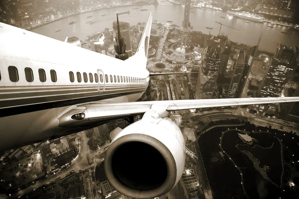 Lentokone lähtee kaupungin yöltä. . — kuvapankkivalokuva