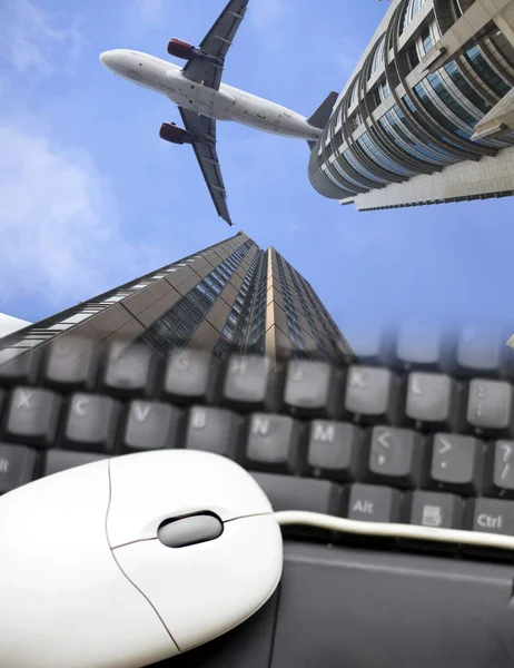 Airplane and the modern building — Stock Photo, Image