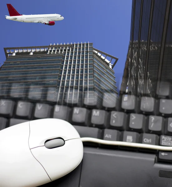 Flugzeug und das moderne Gebäude — Stockfoto