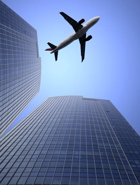 Aeroplano y el moderno edificio — Stok fotoğraf