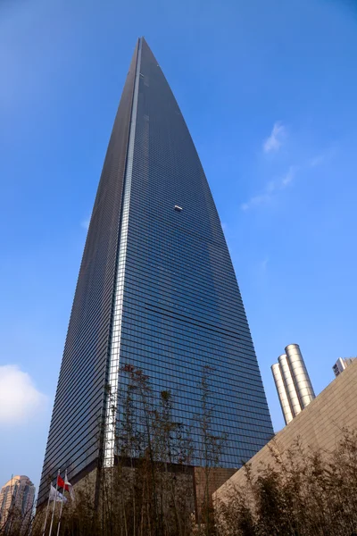 Modern byggnad på blå himmel bakgrund — Stockfoto