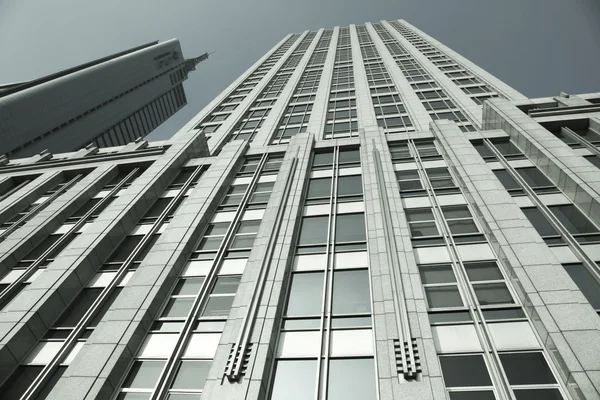 Edifício moderno no fundo do céu azul — Fotografia de Stock