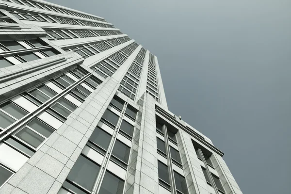 Modern gebouw op de blauwe hemelachtergrond — Stockfoto