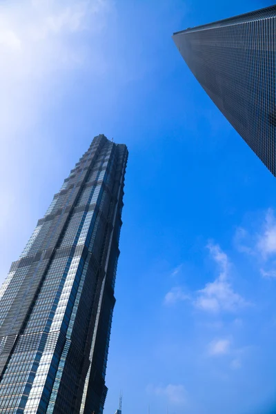Modern byggnad på blå himmel bakgrund — Stockfoto