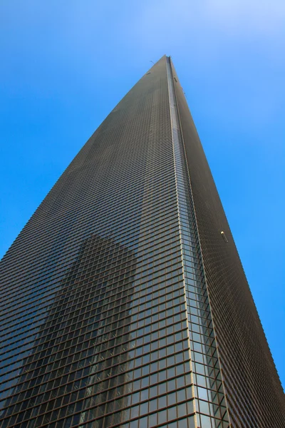 Edifício moderno no fundo do céu azul — Fotografia de Stock