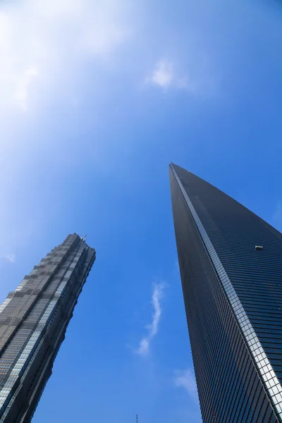 蓝蓝的天空背景上的现代建筑 — 图库照片