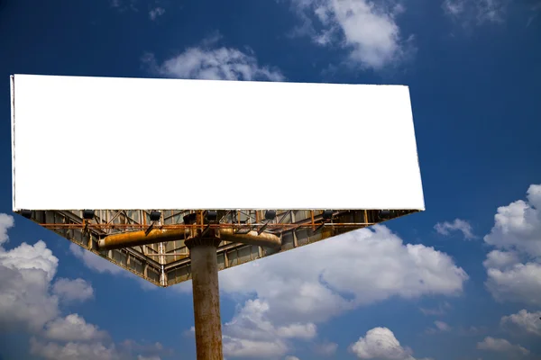 Рекламный щит на фоне голубого неба . — стоковое фото