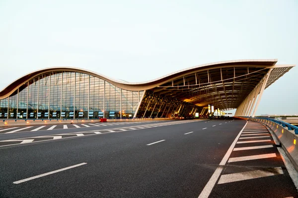 Vista noturna do aeroporto — Fotografia de Stock