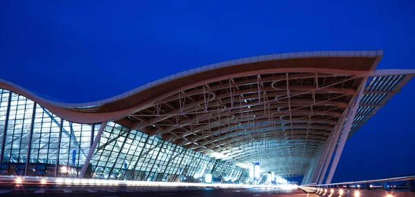 Ночной вид на аэропорт — стоковое фото