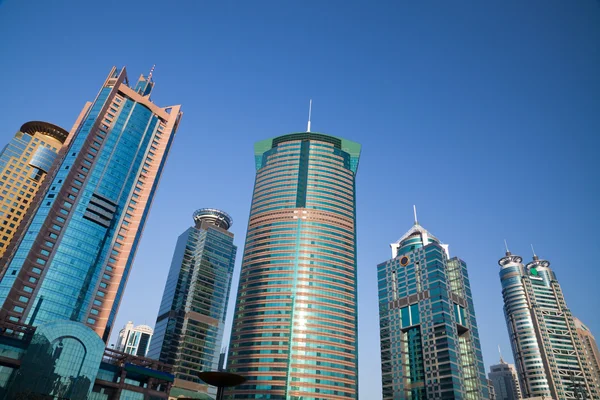 Edificio moderno sullo sfondo del cielo blu — Foto Stock