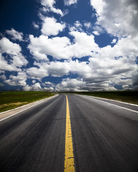 O fundo da estrada wiht nuvem de um prado china . — Fotografia de Stock